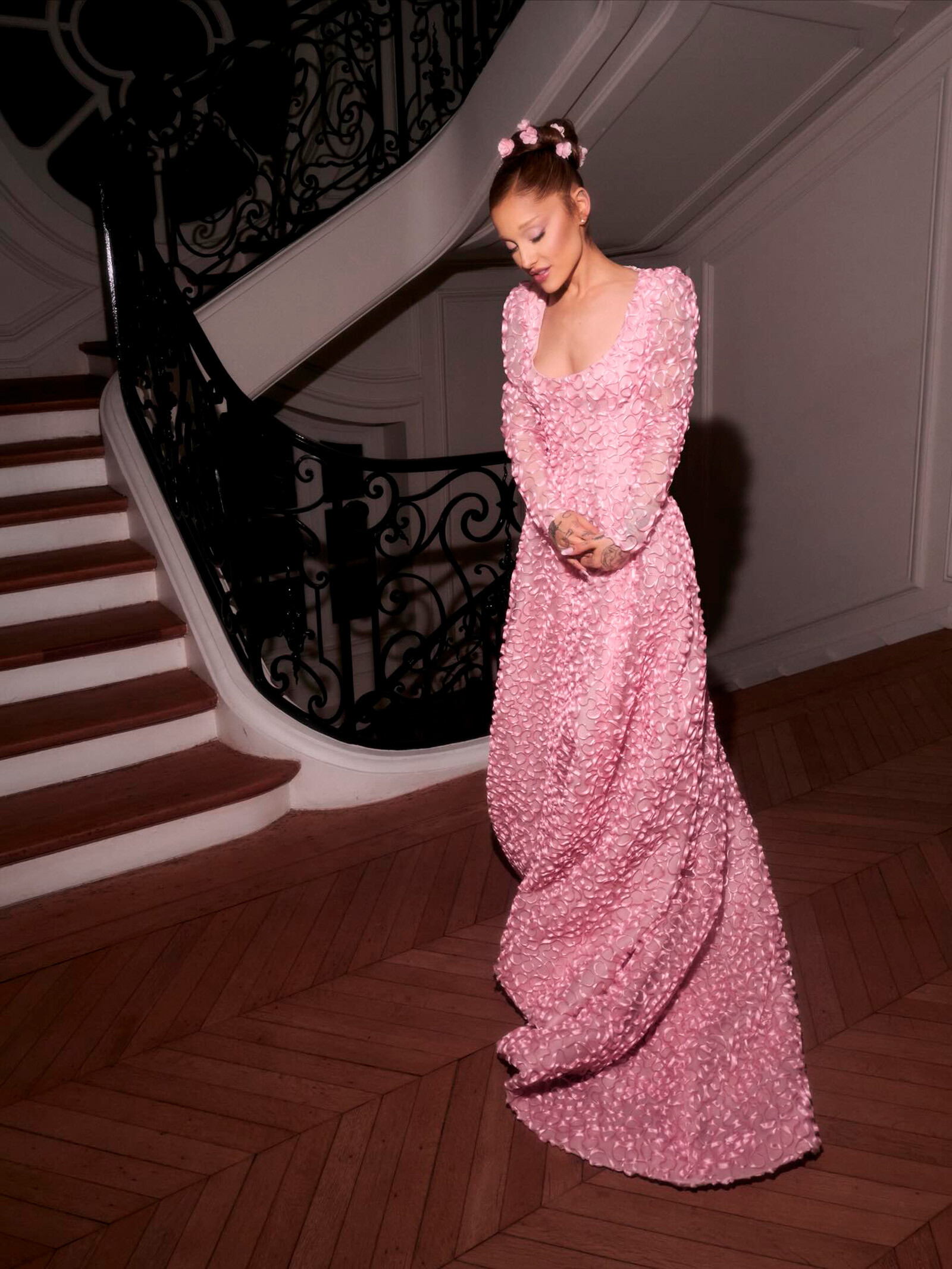 Ариана Гранде появилась в последнем кутюрном платье, созданном Юбером де Живанши