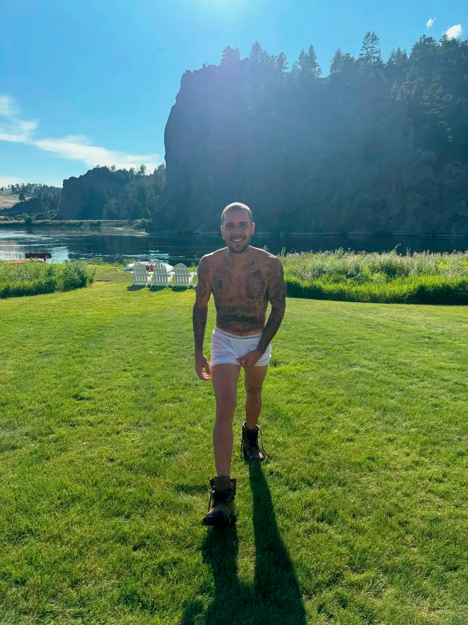 Джастин Бибер устроил фотосессию в одних трусах и берцах