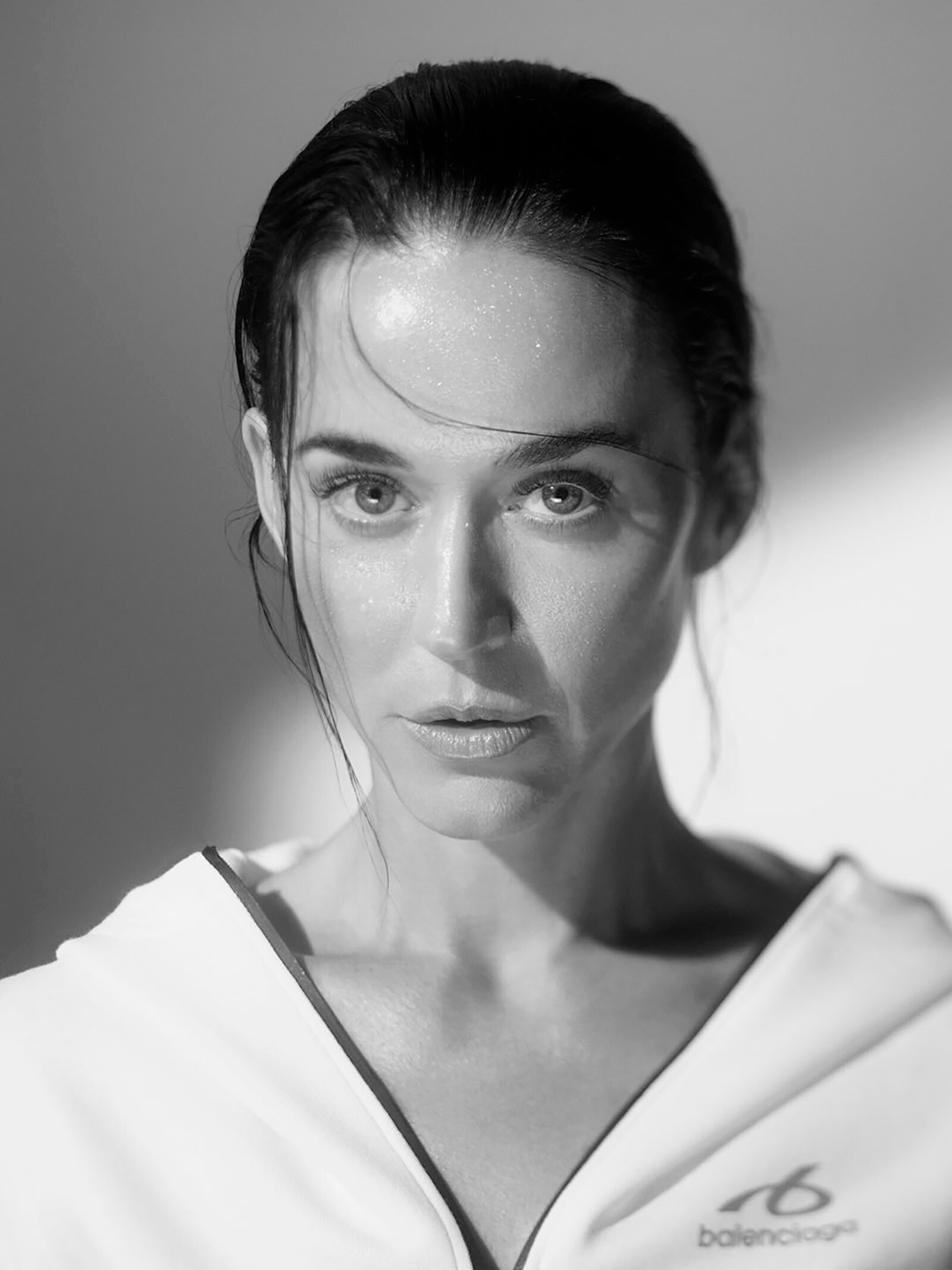 Кэти Перри примерила кроссовки в новой кампании Balenciaga