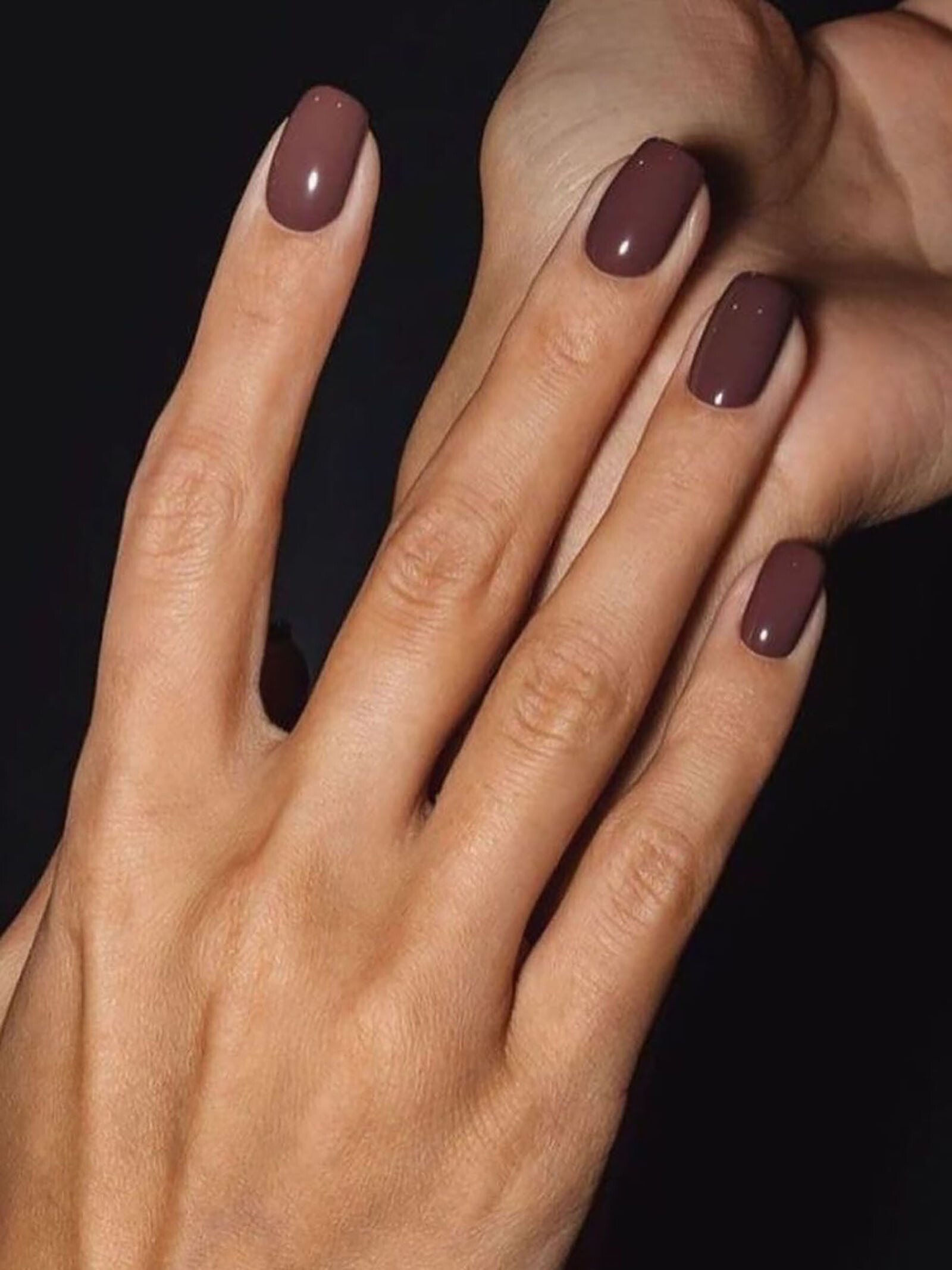 7 трендовых идей маникюра на зиму 2025