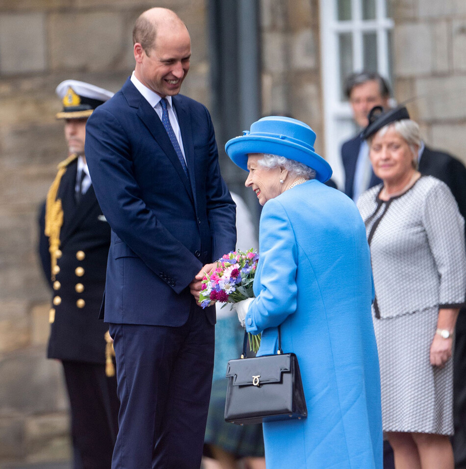 Королева Елизавета II и принц Уильям, герцог Кембриджский во время церемонии вручения ключей во дворце Холируд 28 июня 2021 года в Эдинбурге, Шотландия