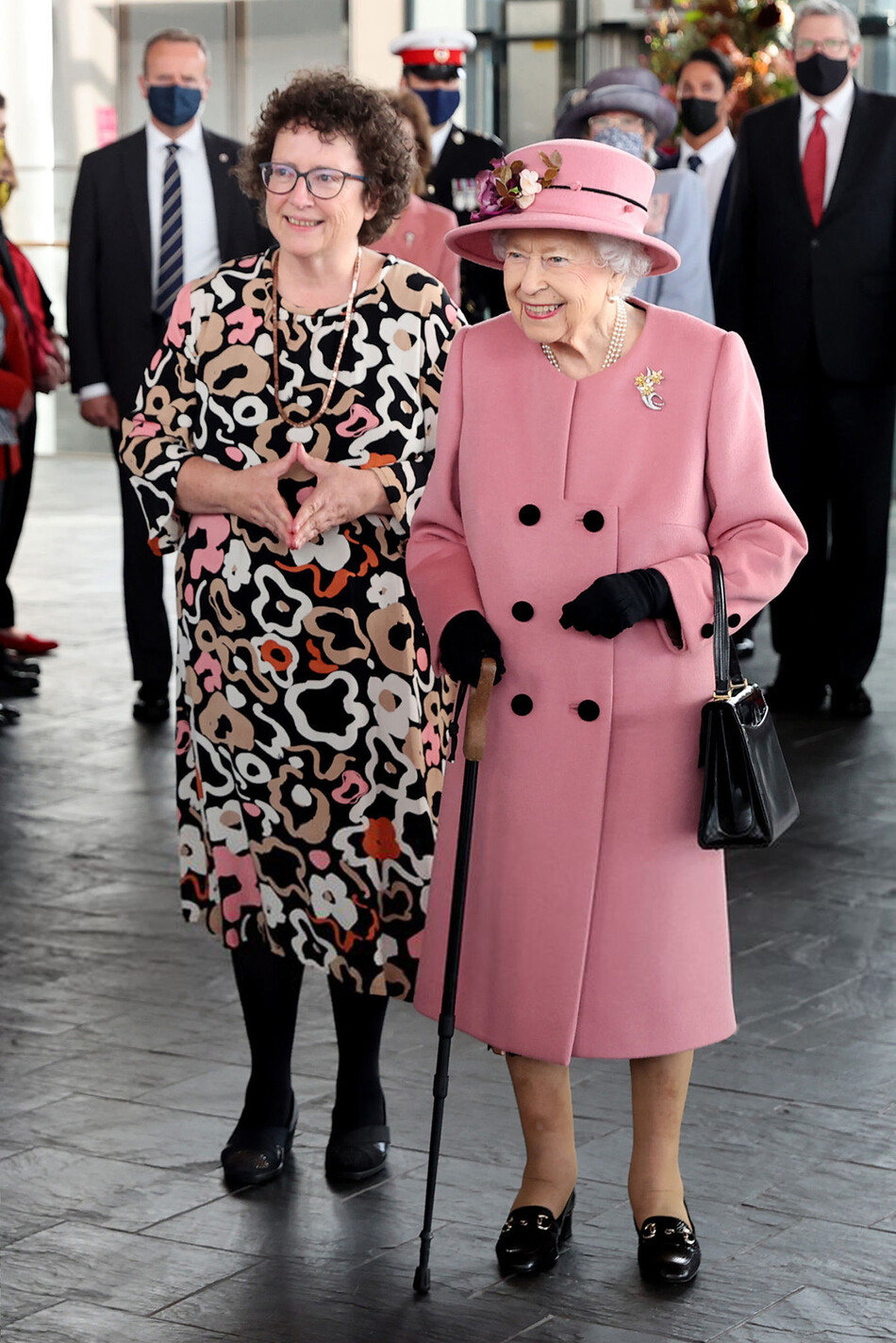Королева Елизавета II с Элин Джонс на церемонии открытия шестой сессии Валлийского парламента в Senedd 14 октября 2021 года в Кардиффе, Уэльс