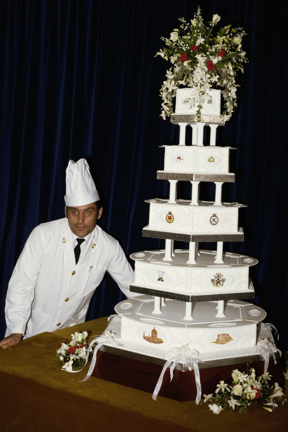 Бейкер Дэвид Эйвери позирует с королевским свадебным тортом. Это был один из 28 тортов, подаваемых на свадьбе.