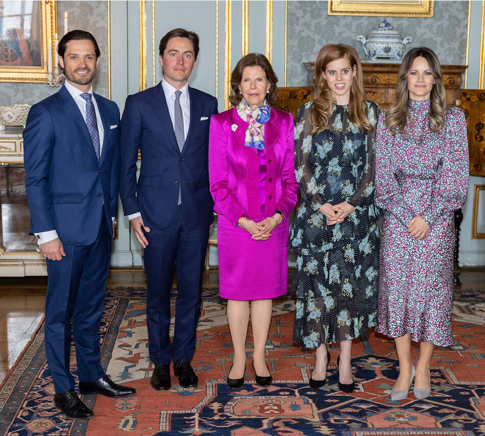 Официальный портрет британской и шведской монаршей семьи во время Всемирной ассамблеи дислексии в Швеции в библиотеке Бернадотт в Стокгольмском дворце 27 апреля 2022 года в Стокгольме, Швеция