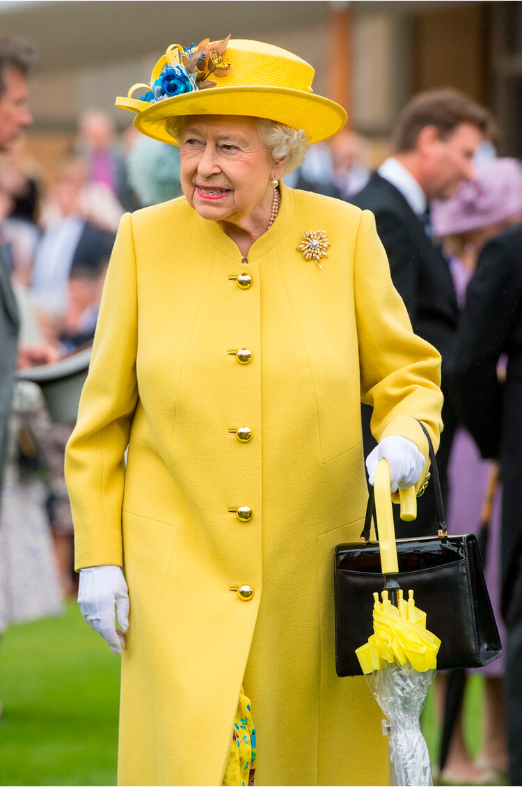 Королева Елизавета II во время вечеринки в саду в Букингемском дворце 23 мая 2017 года в Лондоне, Англия