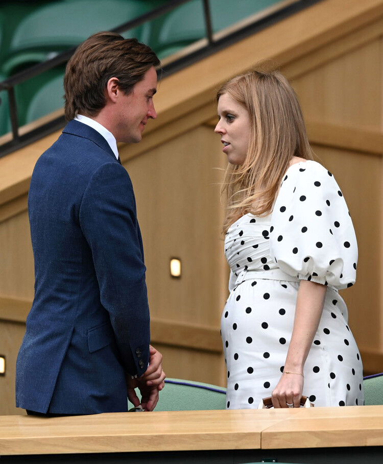 Принцесса Беатрис с мужем Эдоардо Мапелли-Моцци на Уимблдонском чемпионате по теннису во Всеанглийском клубе лаун-тенниса и крокета 8 июля 2021 года в Лондоне, Англия