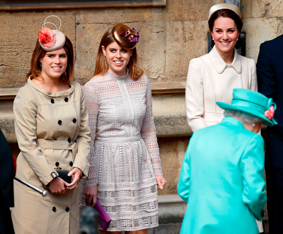Принцесса Евгения, принцесса Беатрис, королева Елизавета II и Кэтрин, герцогиня Кембриджская посещают традиционную пасхальную воскресную церковную службу в часовне Святого Георгия, Виндзорский замок 16 апреля 2017 года в Виндзоре, Англия