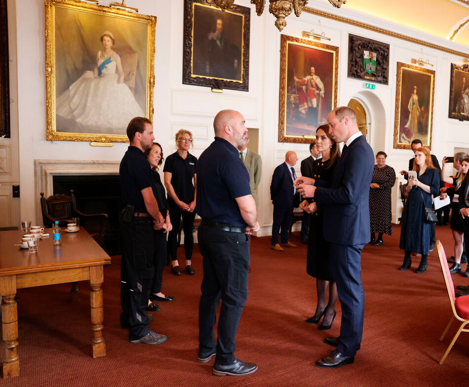 Принц Уильям, принц Уэльский и Кэтрин, принцесса Уэльская общаются с представителями общественных организаций королевства, оказавших помощь в проведении похорон королевы Елизаветы II 22 сентября 2022 года в Виндзоре, Великобритания