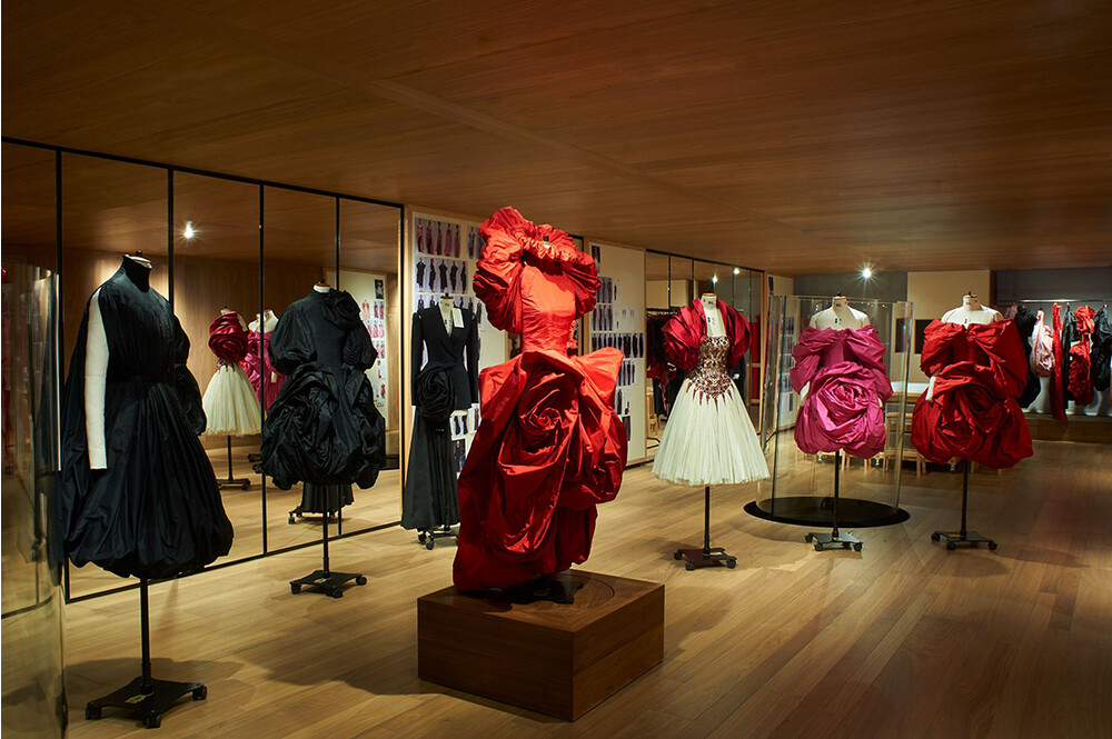 В бутике Alexander McQueen открылся сад платьев