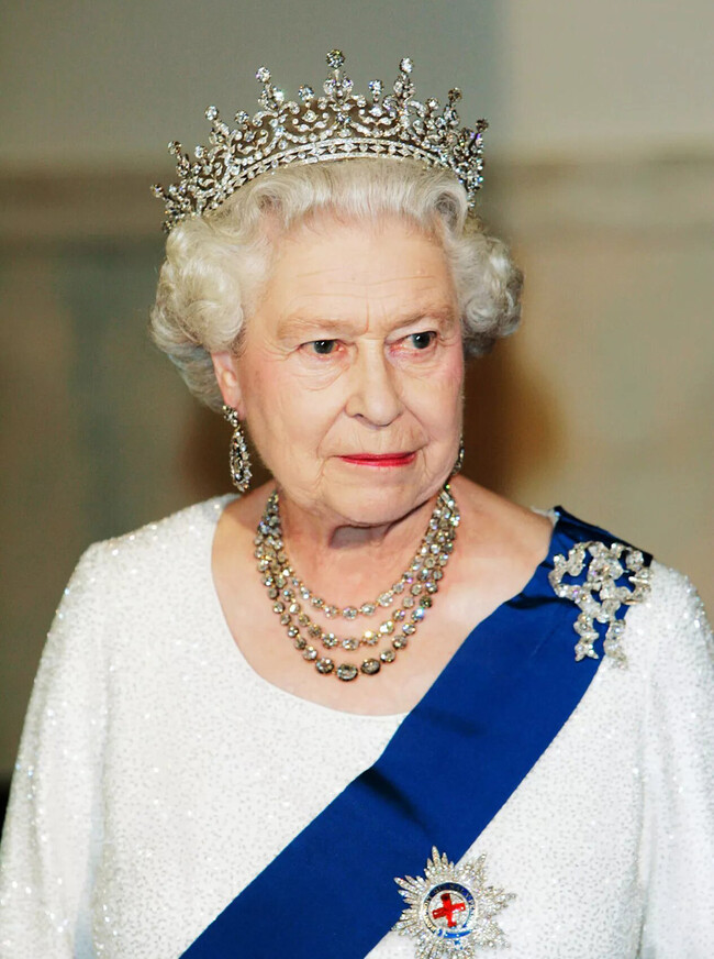 Елизавета II в короне