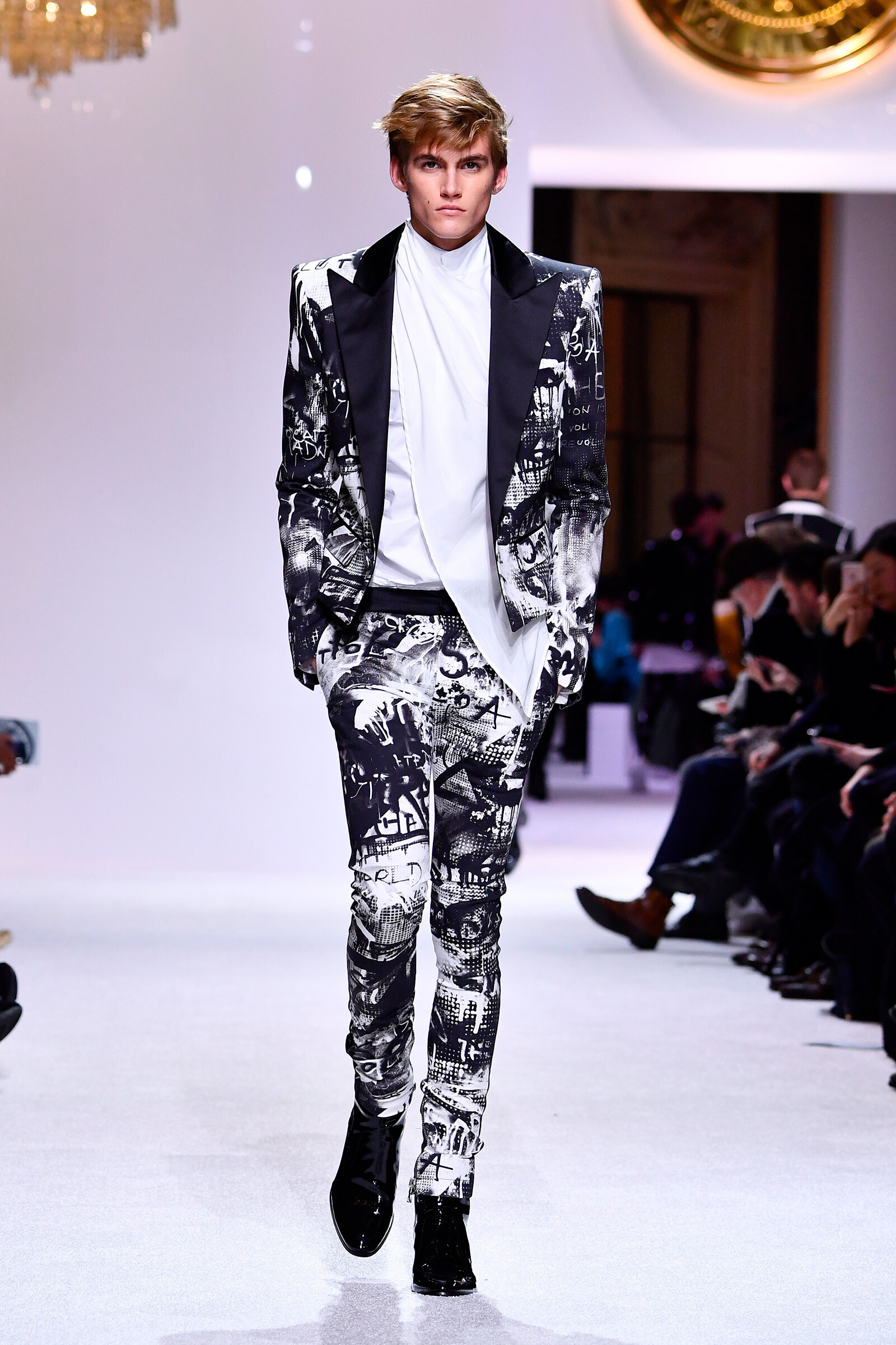 Пресли Гербер идет по подиуму во время показа мужской коллекции Balmain Homme осень/зима 2018-2019
