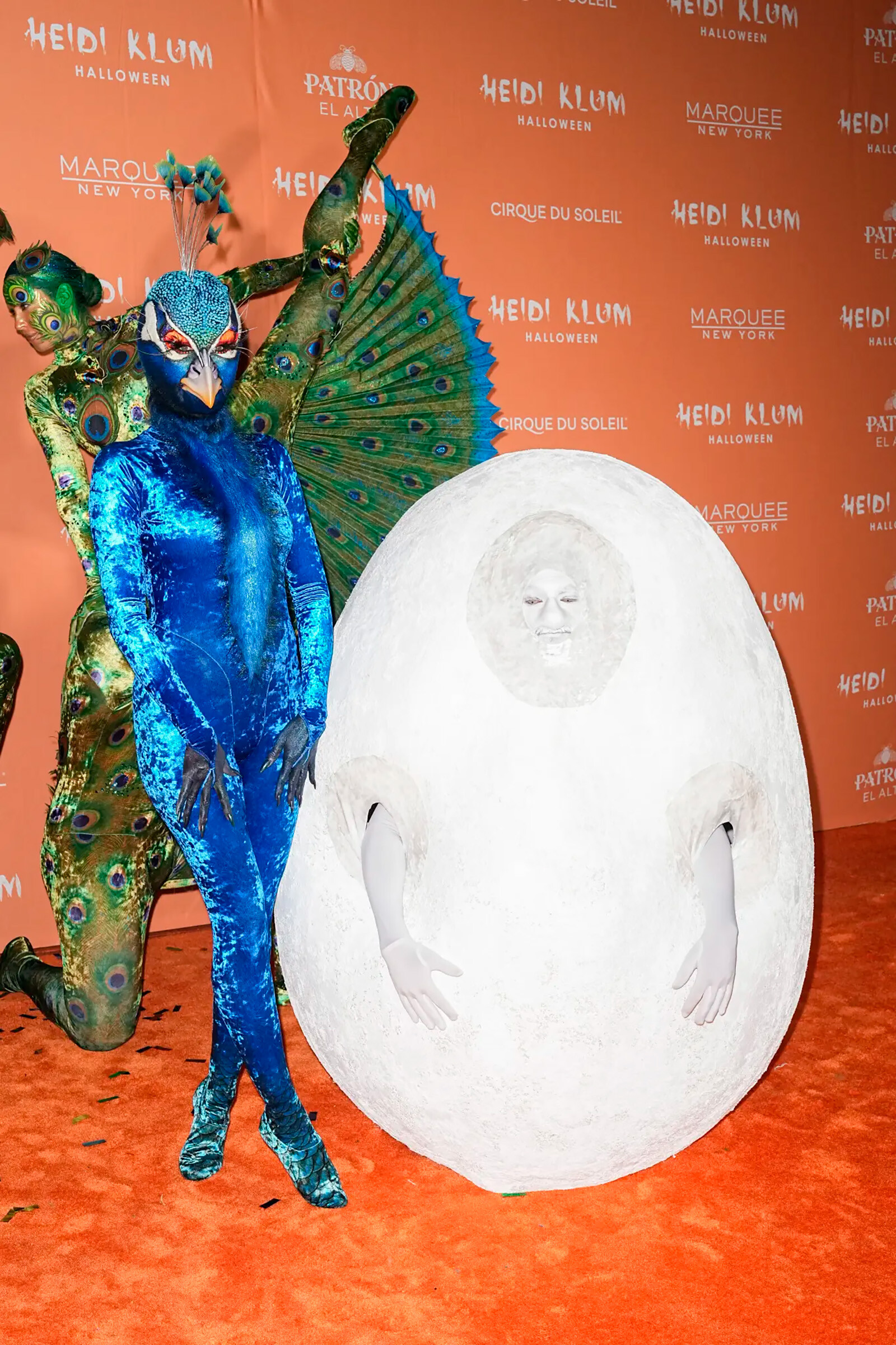 Хайди Клум и&nbsp;Том Каулитц&nbsp;в образе огромного павлиньего яйца