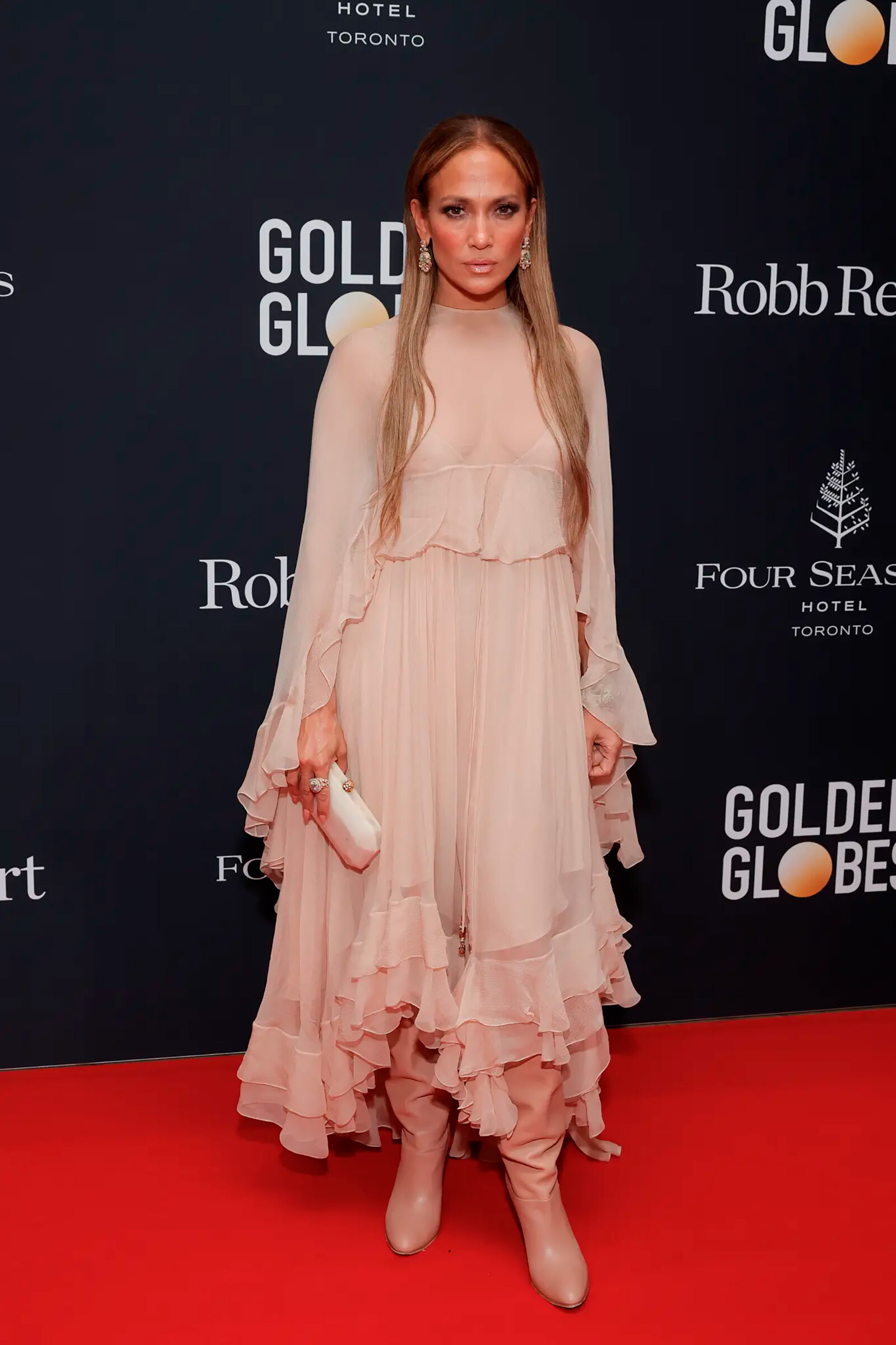 Дженнифер Лопес в платье Chlo&eacute; на вечеринке Road to the Golden Globes, 2024