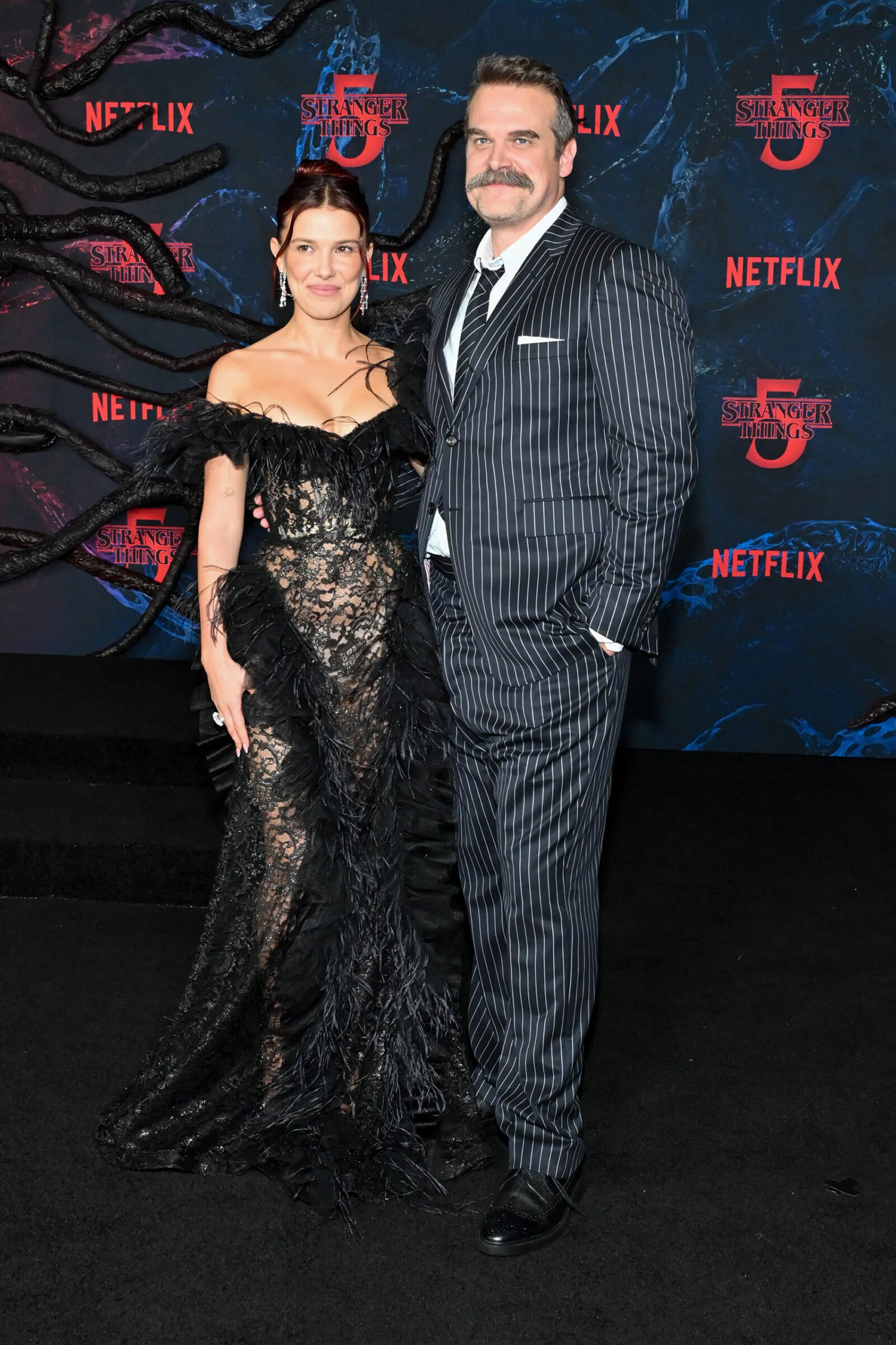 Милли Бобби Браун и Дэвид Харбор появились вместе на премьере «Очень странных дел»