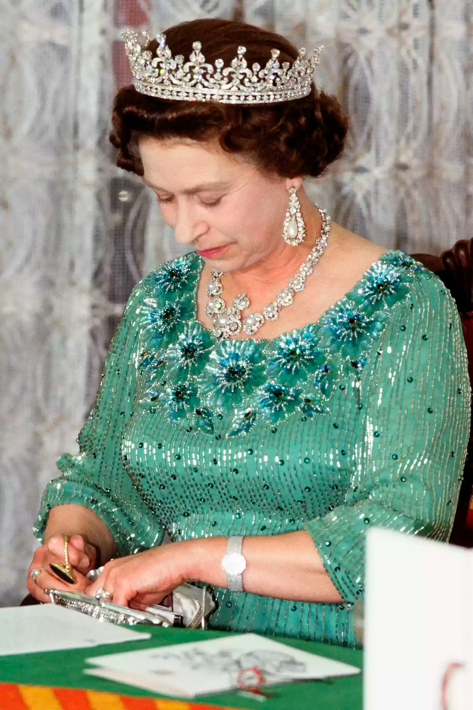 Королева Елизавета II на государственном банкете в Кении в 1983 году