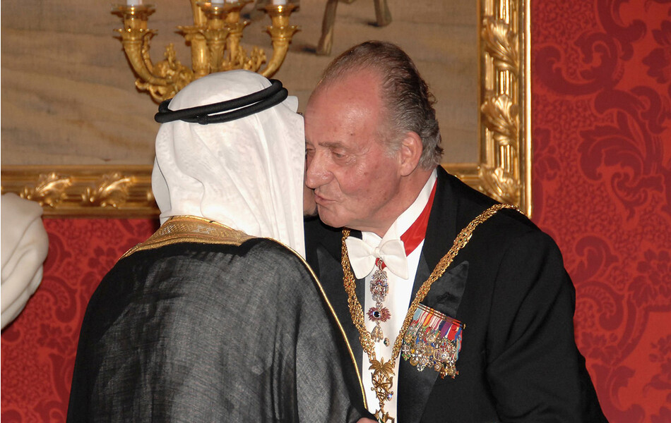 Король Хуан Карлос Испании приветствует короля Саудовской Аравии Абдуллы бен Абдель Азиза Аль Сауда для гала-ужина 18 июня 2007 года в Королевском дворце в Мадриде, Испания