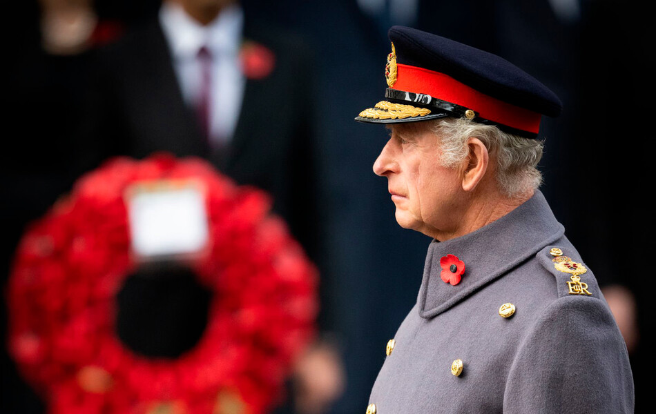 Король Карл III во время Национальной службы памяти в Кенотафе 13 ноября 2022 года в Лондоне, Англия