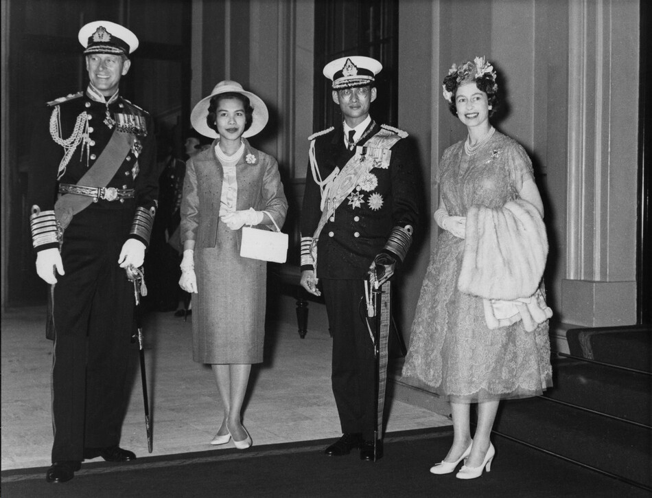 Королева Елизавета II и принц Филипп в Букингемском дворце с королевой Таиланда Сирикит и королем Пхумипон Адульядет, 1960