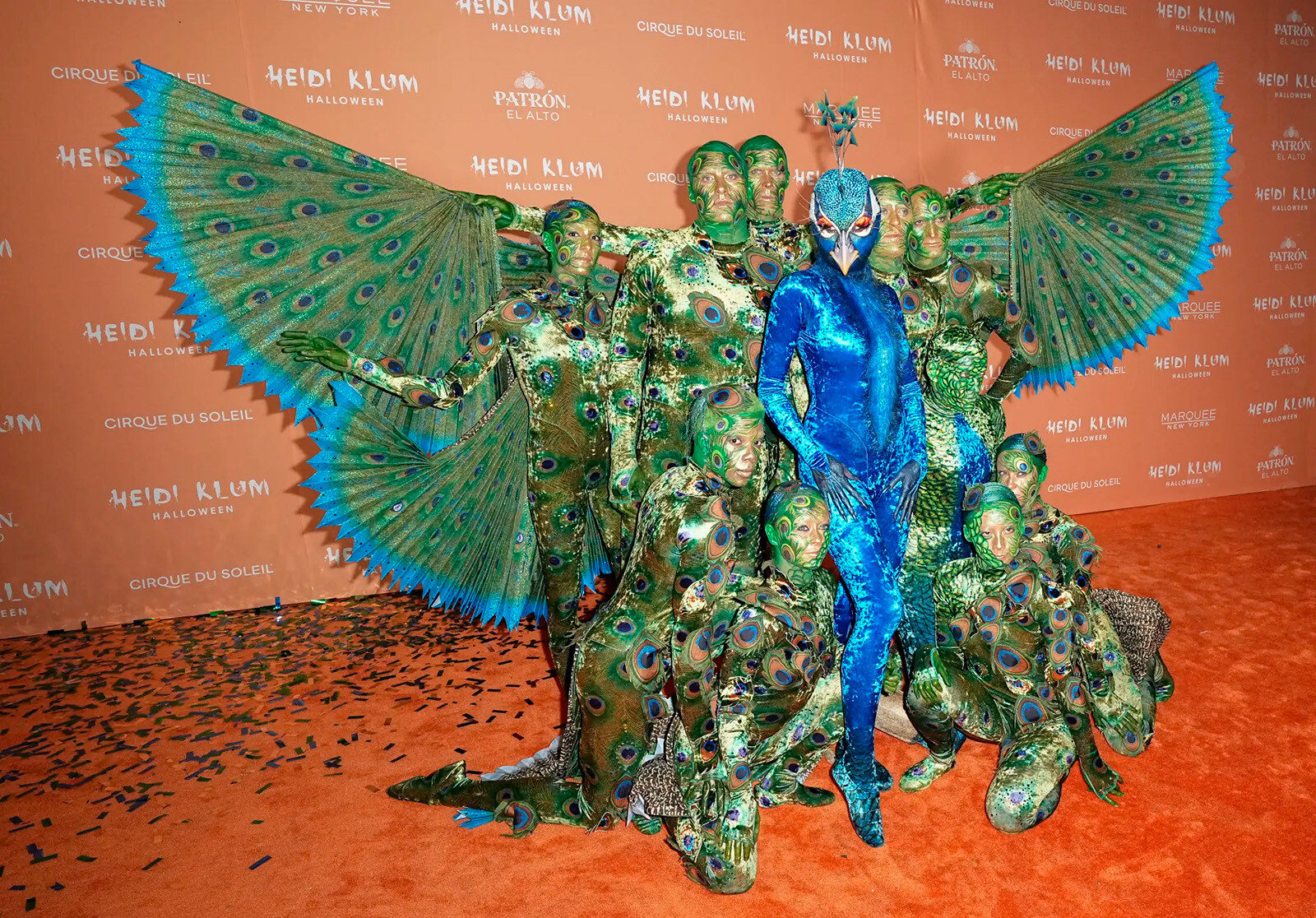Хайди Клум нарядилась гигантским павлином на ежегодной вечеринке 2023 Halloween в ресторане Marquee New York