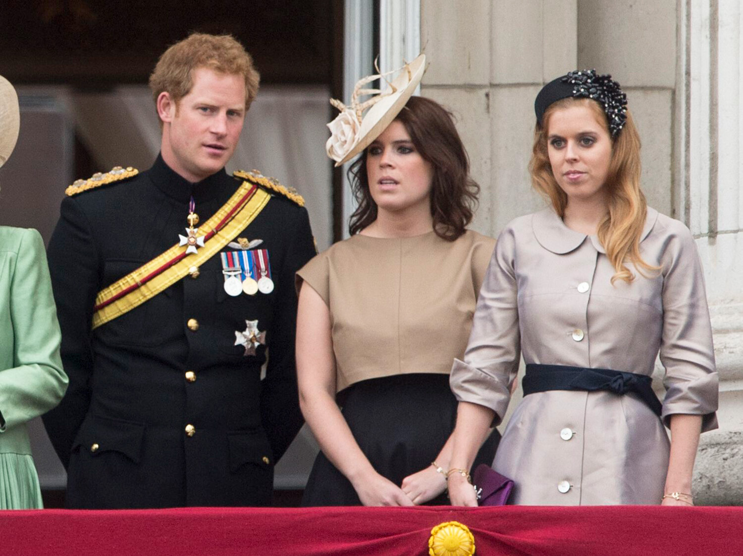Тесное общение принцесс Беатрис и Евгении с принцем Гарри вызывает беспокойство у королевской семьи