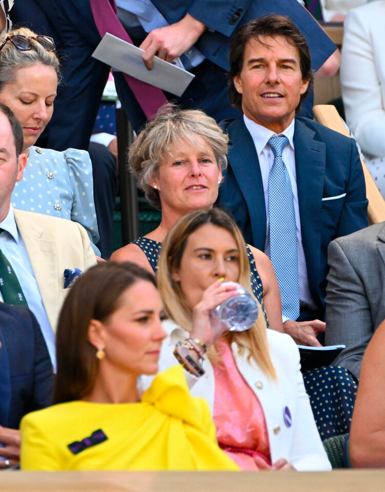 Том Круз смотрит на Кейт Миддлтон во время проведения финального тенниснога матча женского одиночного разряда между казахстанкой Еленой Рыбакиной и туниской Онс Жабер в тринадцатый день Уимблдонского чемпионата 2022 года во Всеанглийском теннисном клубе в Уимблдоне, 9 июля 2022 года