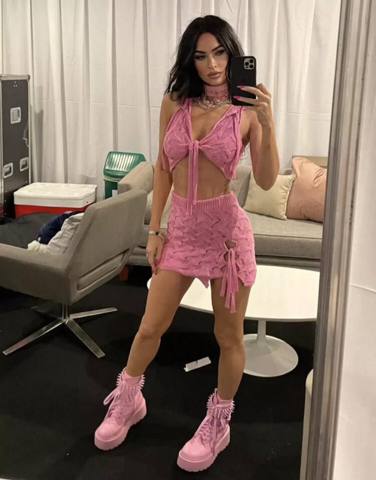 Меган Фокс надела розовый кроп-топ и мини-юбку на выступление Machine Gun Kelly