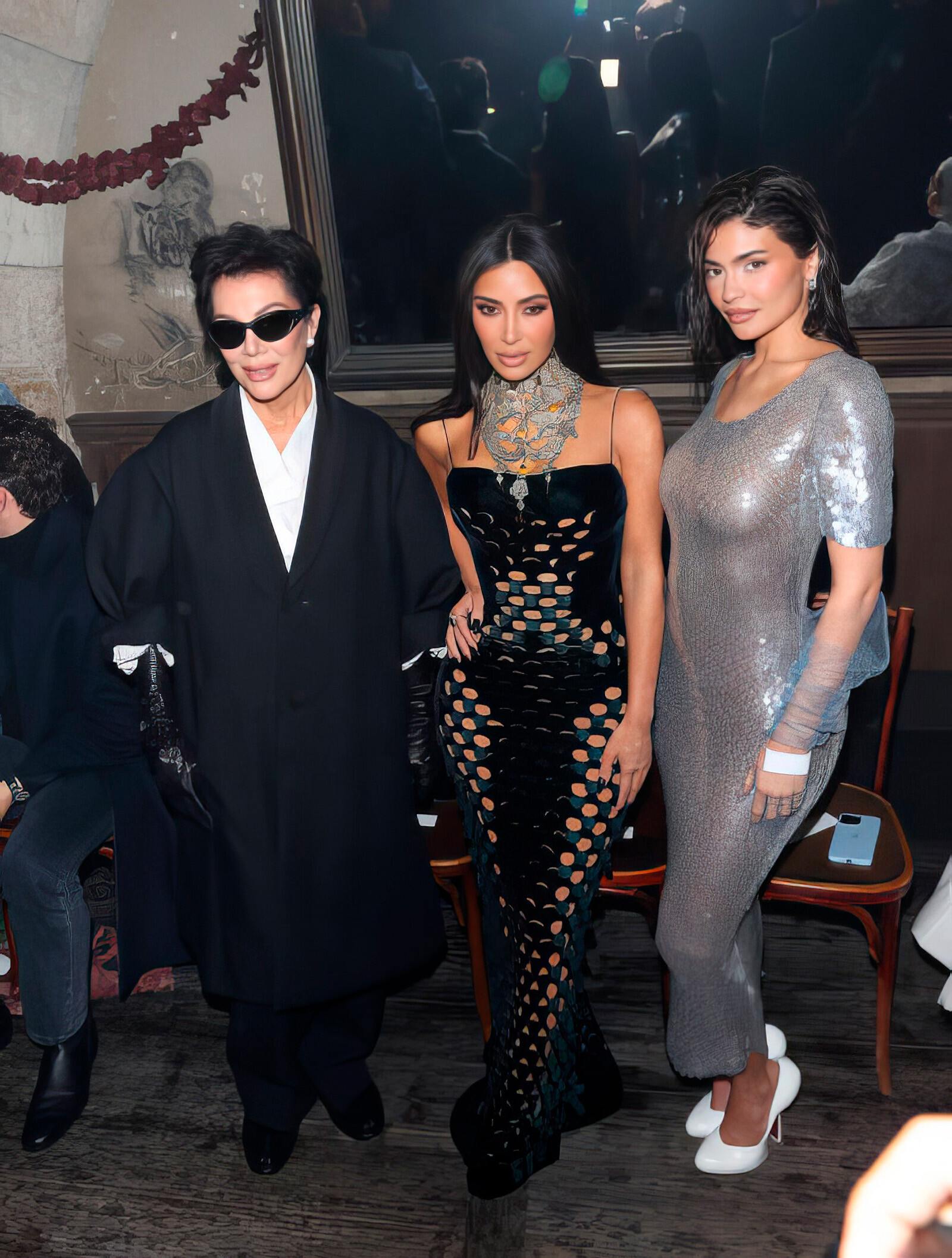 Крис Дженнер, Ким Кардашьян и Кайли Дженнер на показе&nbsp;Maison Margiela Couture сезона весна-лето 2024 в Париже