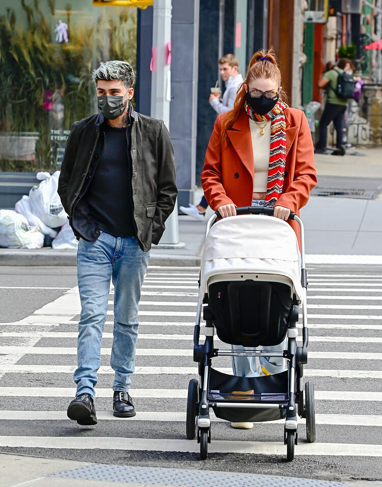 Зейн Малик и Джиджи Хадид берут ребенка Кая на прогулку на обед в Smil 25 марта 2021 года в Нью-Йорке