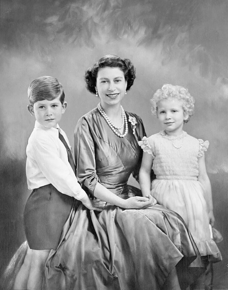 Елизавета II с детьми принцем Чарльзом и принцессой Анной, 1954