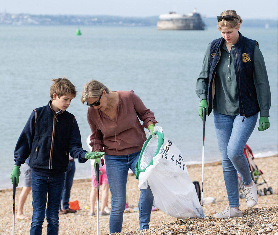  Джеймс, виконт Северн, леди Луиза Виндзор и Софи, графиня Уэссекса, во время благотворительного мероприятия Great British Beach Clean на пляже Саутси 20 сентября 2020 года в Портсмуте, Англия