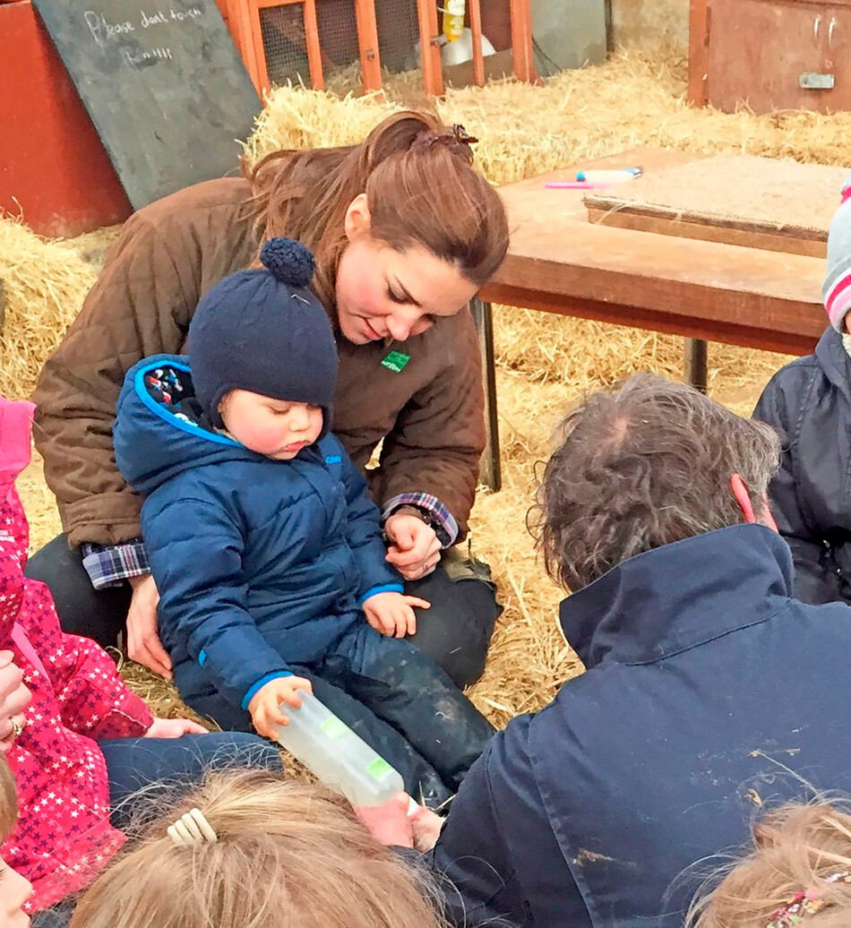 Кейт Миддлтон и принца Джорджа кормят поросёнка в контактном зоопарке в 2005 году