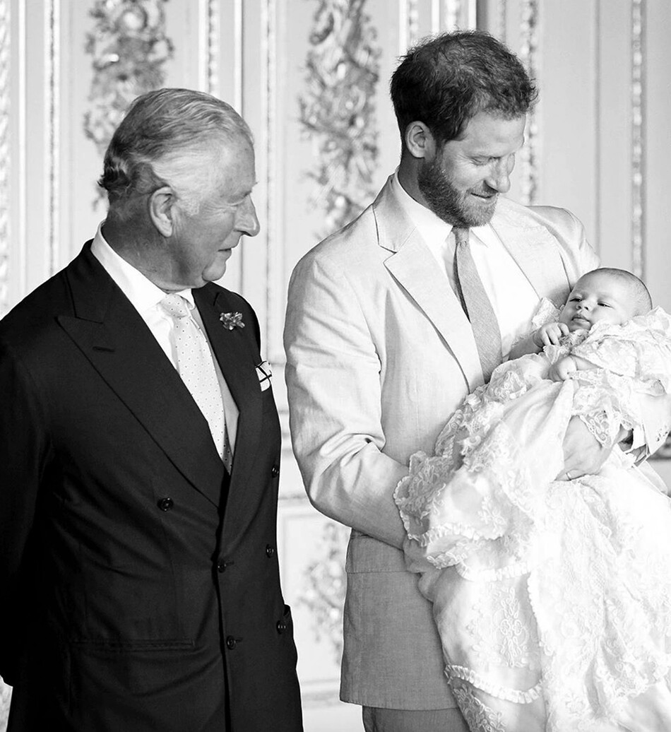 Принц Гарри с новорождённым сыном Арчи и принцем Чарльзом во время крещения Арчи Харрисона Маунтбеттен-Виндзор в Зеленой гостиной Виндзорского замка 6 июля 2019 года в Виндзоре, Соединенное Королевство