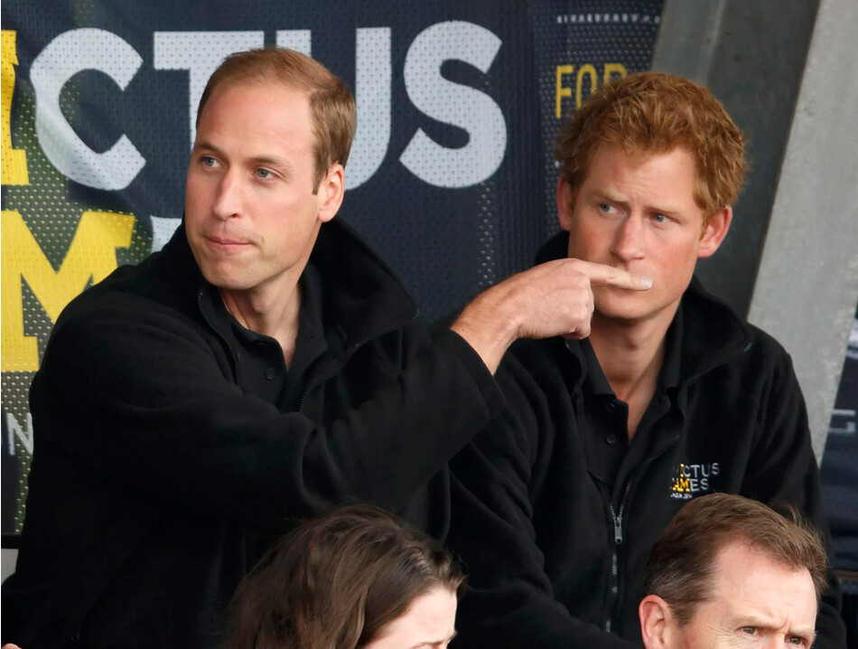 Принц Уильям подтрунивает брата принца Гарри во время игр Invictus Games в Lee Valley Athletics Центр 11 сентября 2014 года в Лондоне, Англия