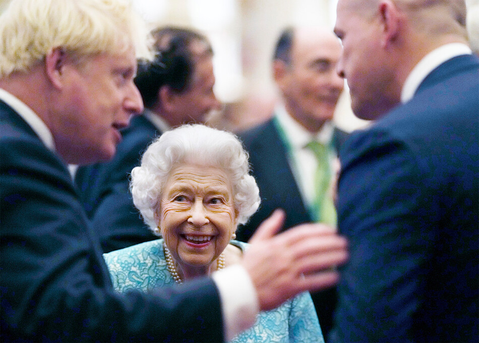 королева Елизавета II и премьер-министр Борис Джонсон приветствуют гостей во время приёма для лидеров международного бизнеса и инвестиций в Виндзорском замке по случаю Глобального инвестиционного саммита 19 октября 2021 года в Виндзоре, Англия