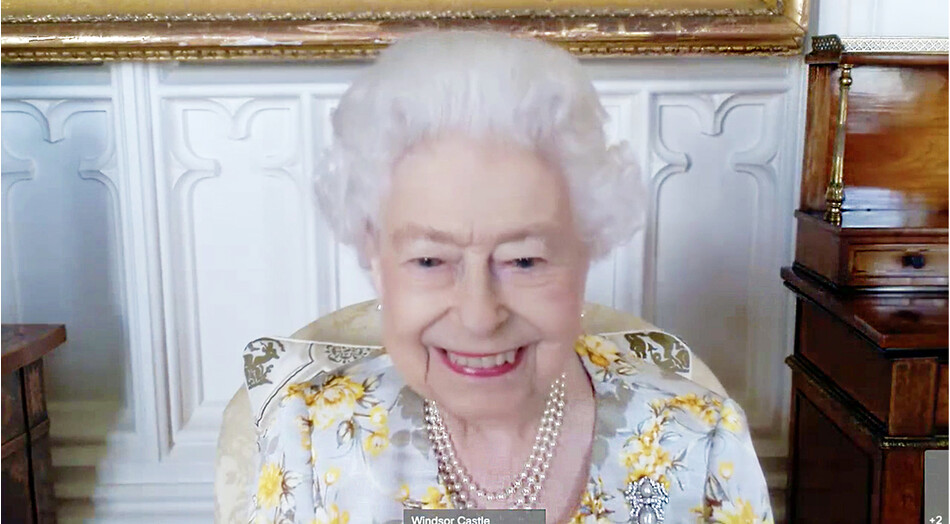 Елизавета II разговаривает с работниками NHS по видеосвязи, 6 апреля 2022 года в Лондоне, Англия