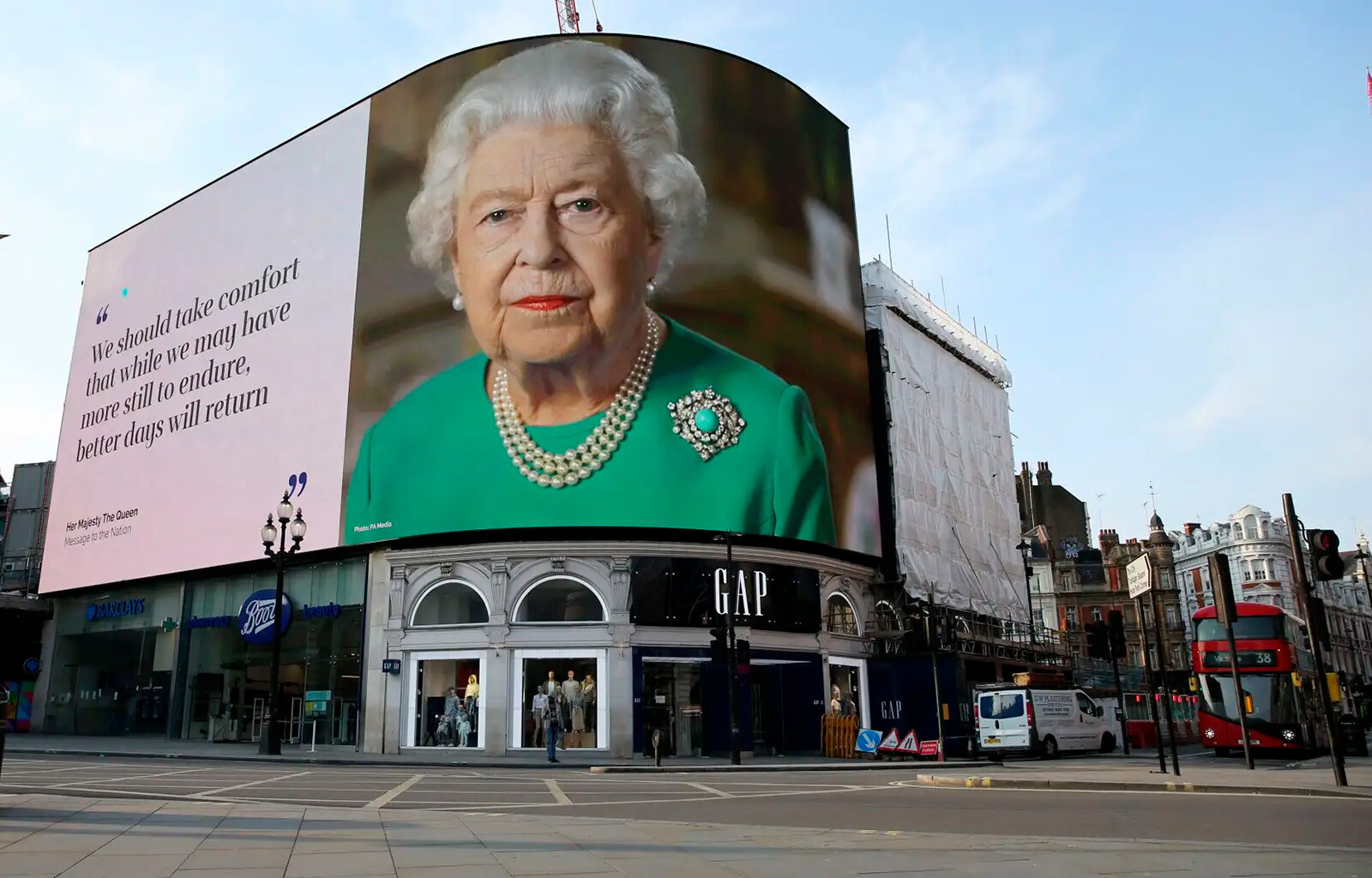 Елизавета II обращающейся к Великобритании и Содружеству в связи с эпидемией коронавируса, отображается на рекламных щитах на площади Пикадилли в центре Лондона 9 апреля 2020 года