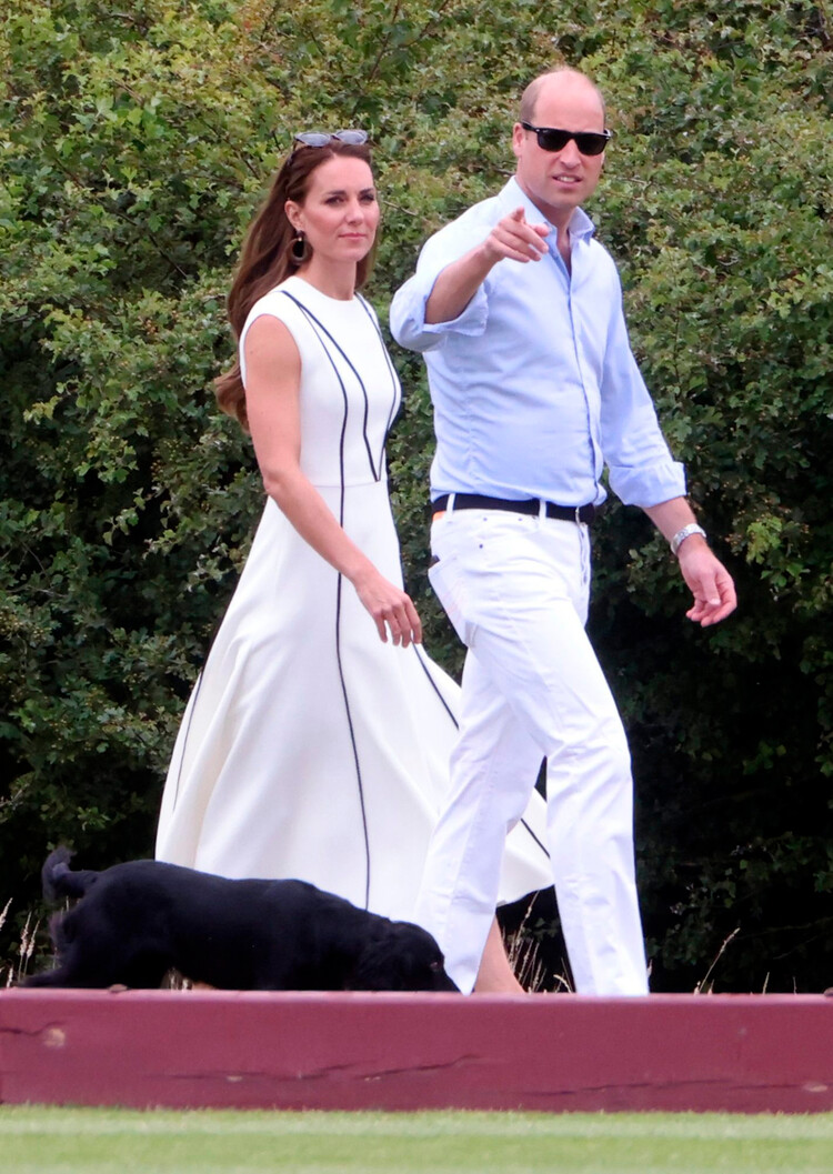 Кейт Миддлтон с принцем Уильямом прибивают на благотворительный матч по поло Out-Sourcing Inc. 2022 в клубе Guards Polo Club 6 июля 2022 года в Эгаме, Англия