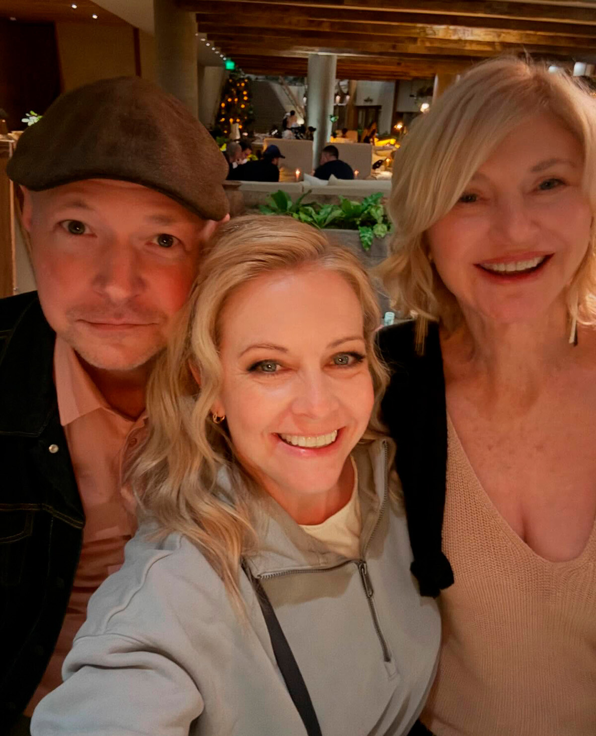 Нейт Ричерт с Мелиссой Джоан Харт и Бет Бродерик