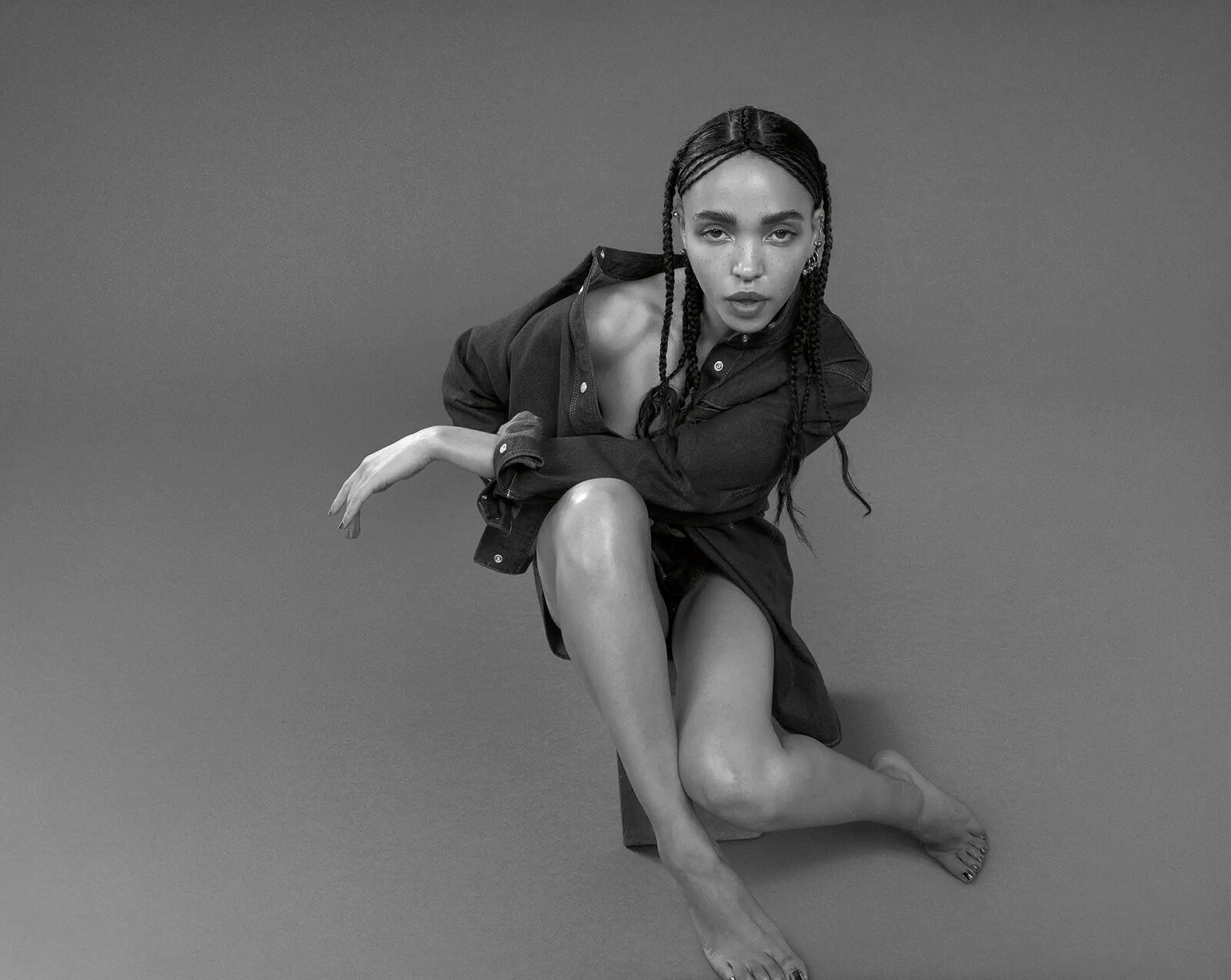 В Британии частично сняли запрет на откровенную рекламу Calvin Klein с участием FKA Twigs