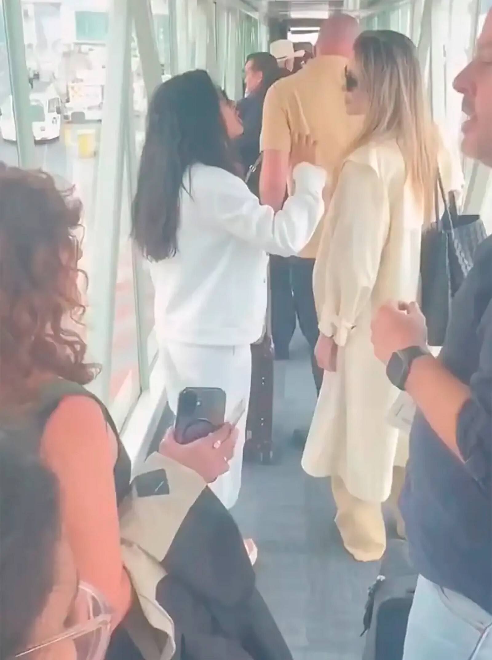 Анджелина Джоли и Сальма Хайек удивили пассажиров, выбрав обычный рейс