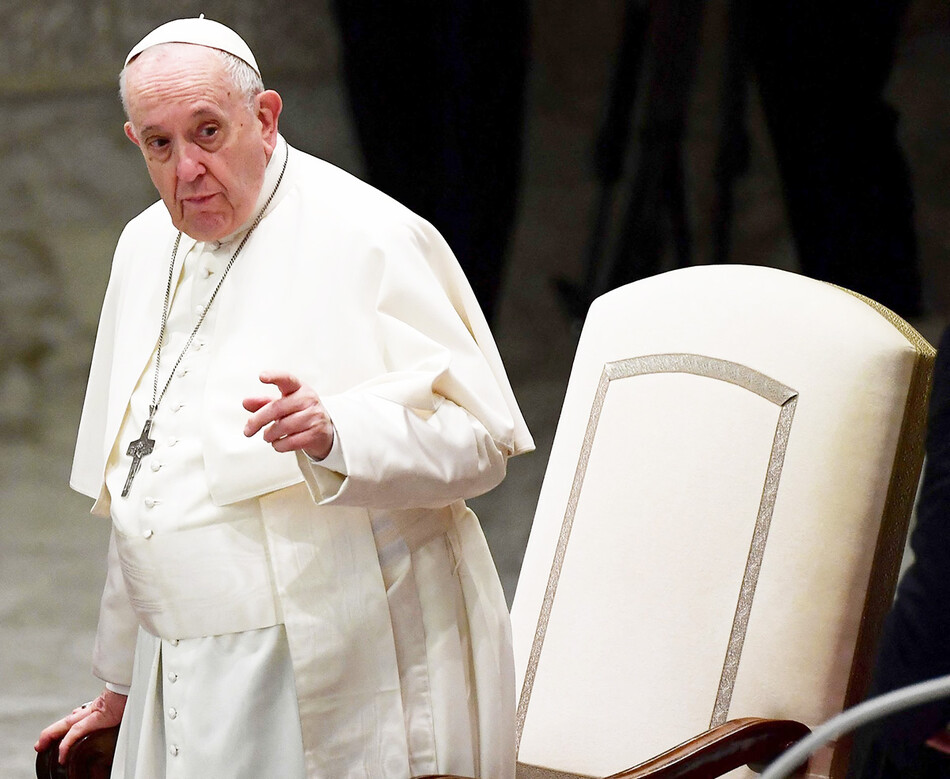 Папа Франциск держится за свое кресло во время еженедельной общей аудиенции 26 января 2021 года в Зале Павла VI в Ватикане