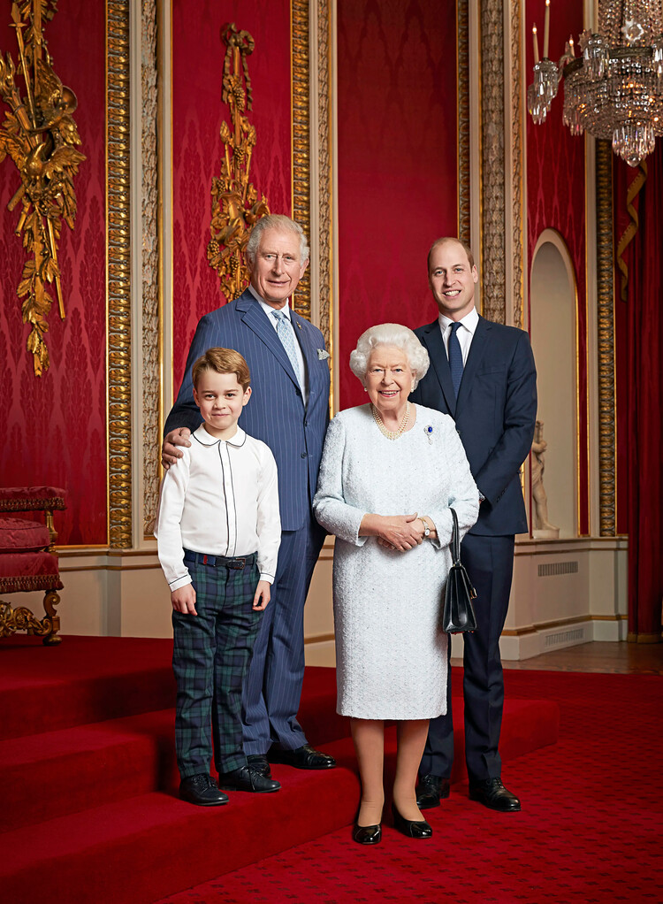 Официальный портрет королевы Елизаветы II и принца Уэльского с герцогом Кембриджским и принцем Джорджем, 2020 г. фотограф: Ранальд Макечни