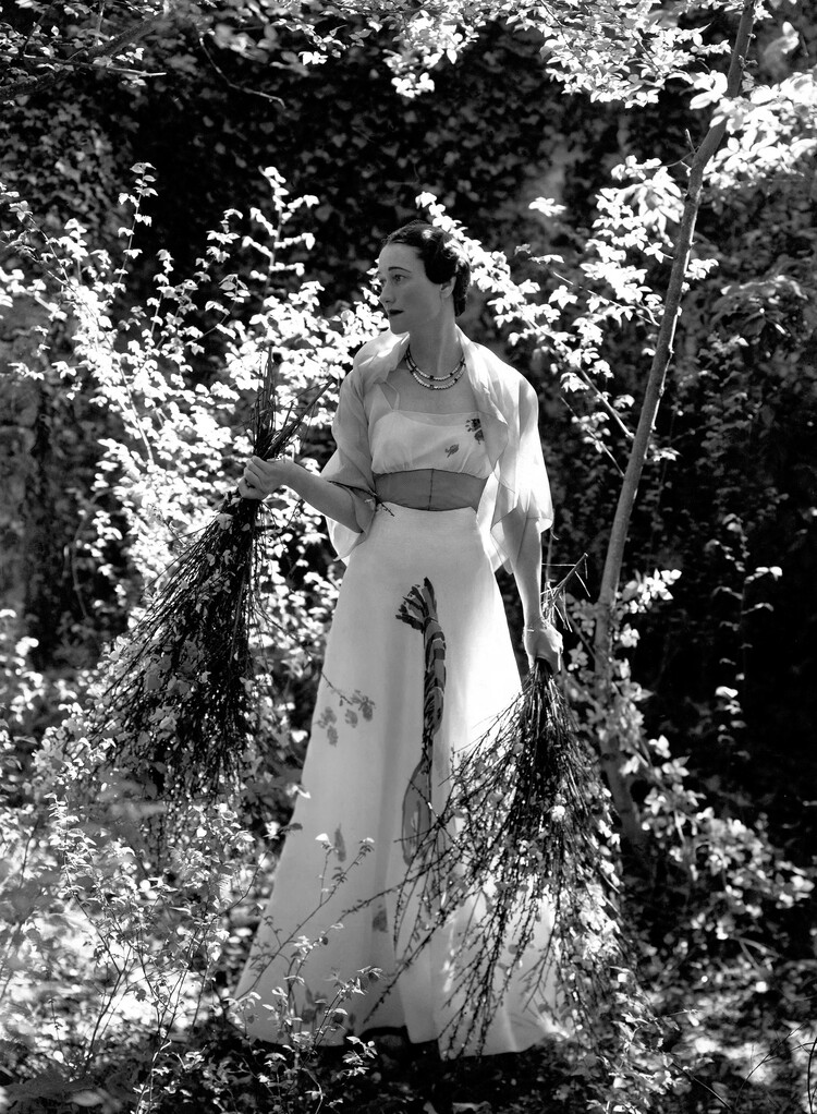 Уоллис Симпсон в платье-лобстере от Schiaparelli в саду Шато-де-Канде для&nbsp;Vogue