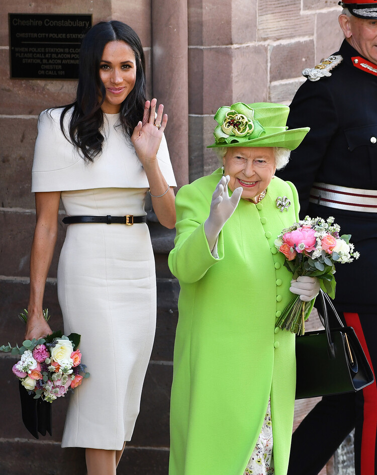 Королева Елизавета II присутствует вместе с Меган Маркл, герцогиней Сассекской во время церемонии открытия нового моста Mersey Gateway Bridge 14 июня 2018 года в городе Уиднес в Халтоне, Чешир, Англия