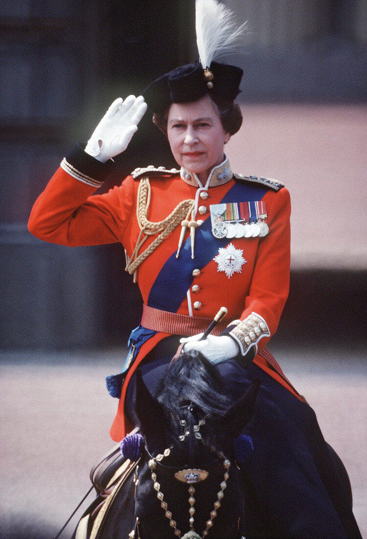 Королева Елизавета II принимает салют полков королевской гвардии во время церемонии Trooping of Colour в Лондоне в 1983 году