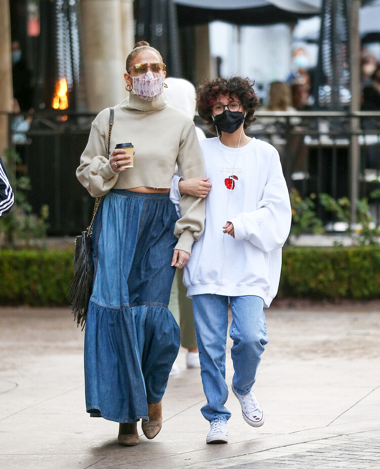 Эмма Марибель Мунис и Дженнифер Лопес во время прогулки по городу 15 января 2022 года в Лос-Анджелесе, Калифорния