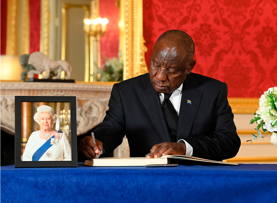 Президент Южной Африки Сирил Рамафоса подписывает книгу соболезнований в Ланкастер-Хаусе в Лондоне 18 сентября 2022 года после смерти королевы Елизаветы II 8 сентября 2022 года