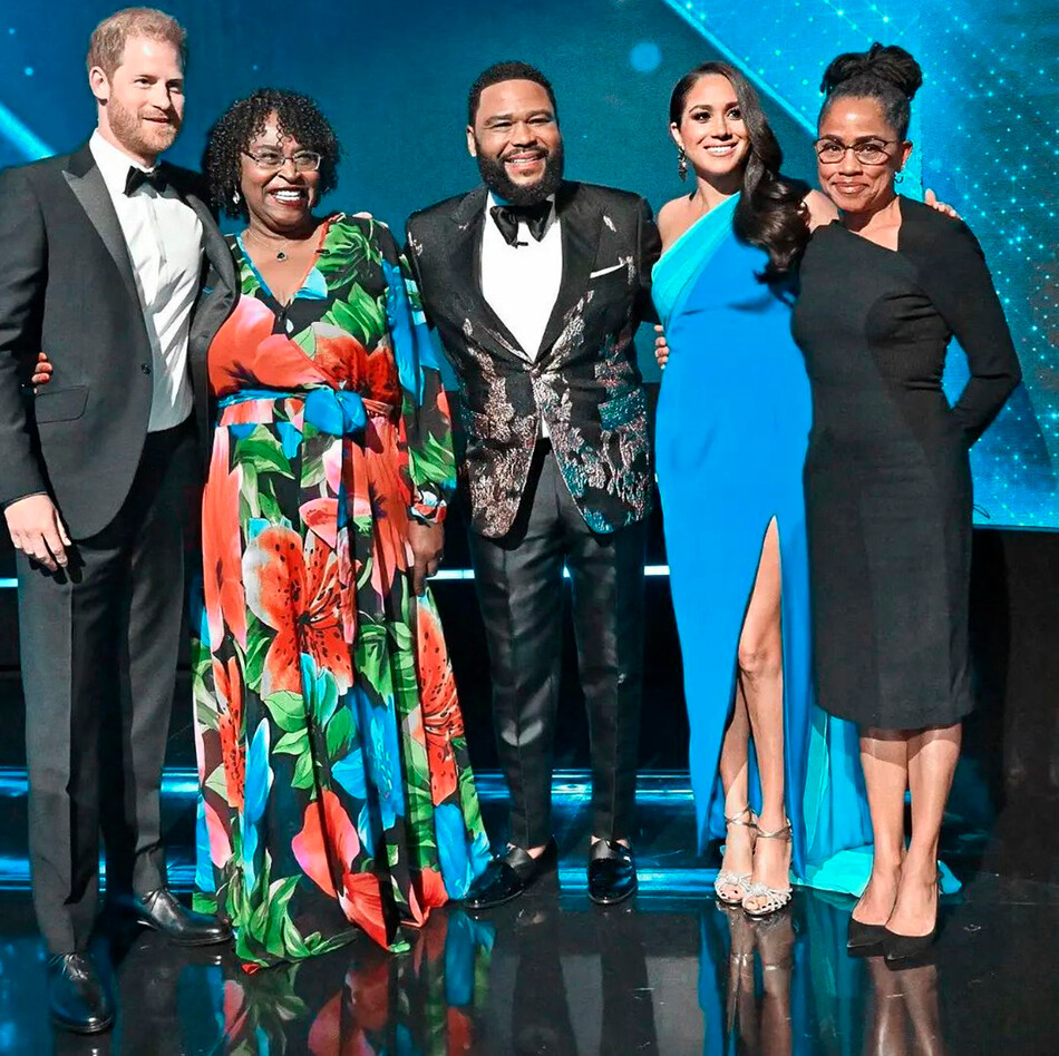Принц Гарри, Меган Маркл и её мама Дория Рэгланд с участниками номинации NAACP Image Awards, 24 февраля 2022