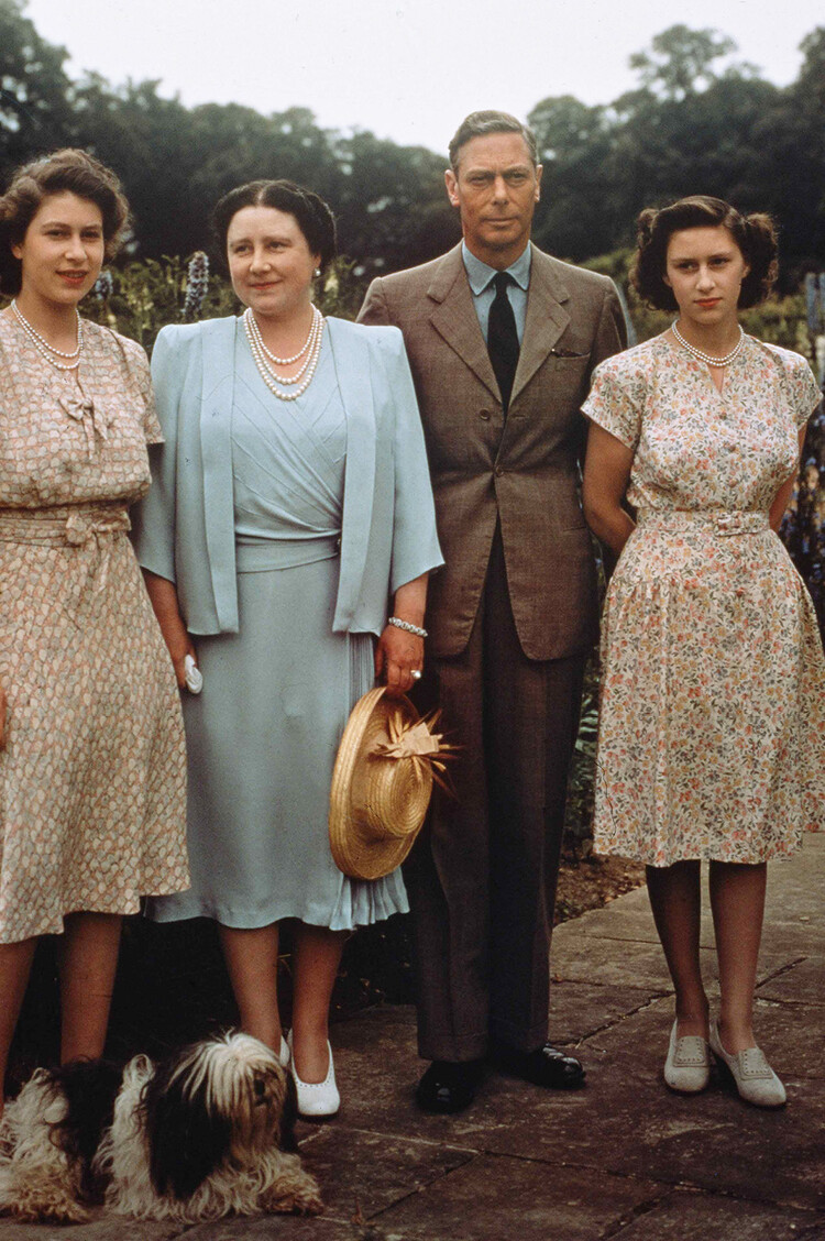 Король Георг VI с женой королевой Елизаветой и дочерьми принцессами Елизаветой и принцессой Маргарет в Королевской ложе в Виндзоре, 1946
