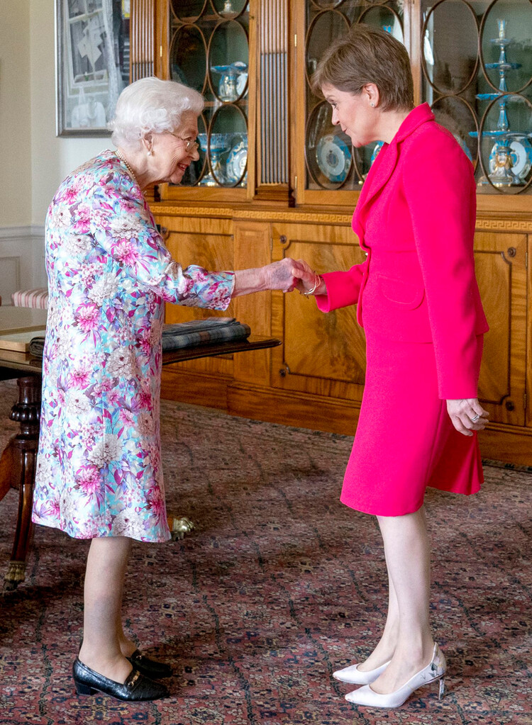 Королева Елизавета II приветствует первого министра Шотландии и лидера Шотландской национальной партии (ШНП) Николу Стерджен во время аудиенции во дворце Холирудхаус в Эдинбурге, Шотландия, 29 июня 2022 года